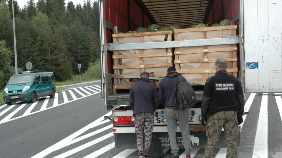 Afgańczycy dostali się do ciężarówki na jednym z parkingów w Belgradzie