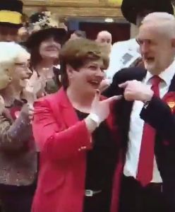 Chciał przybić "piąteczkę" koleżance z partii, ale coś poszło nie tak