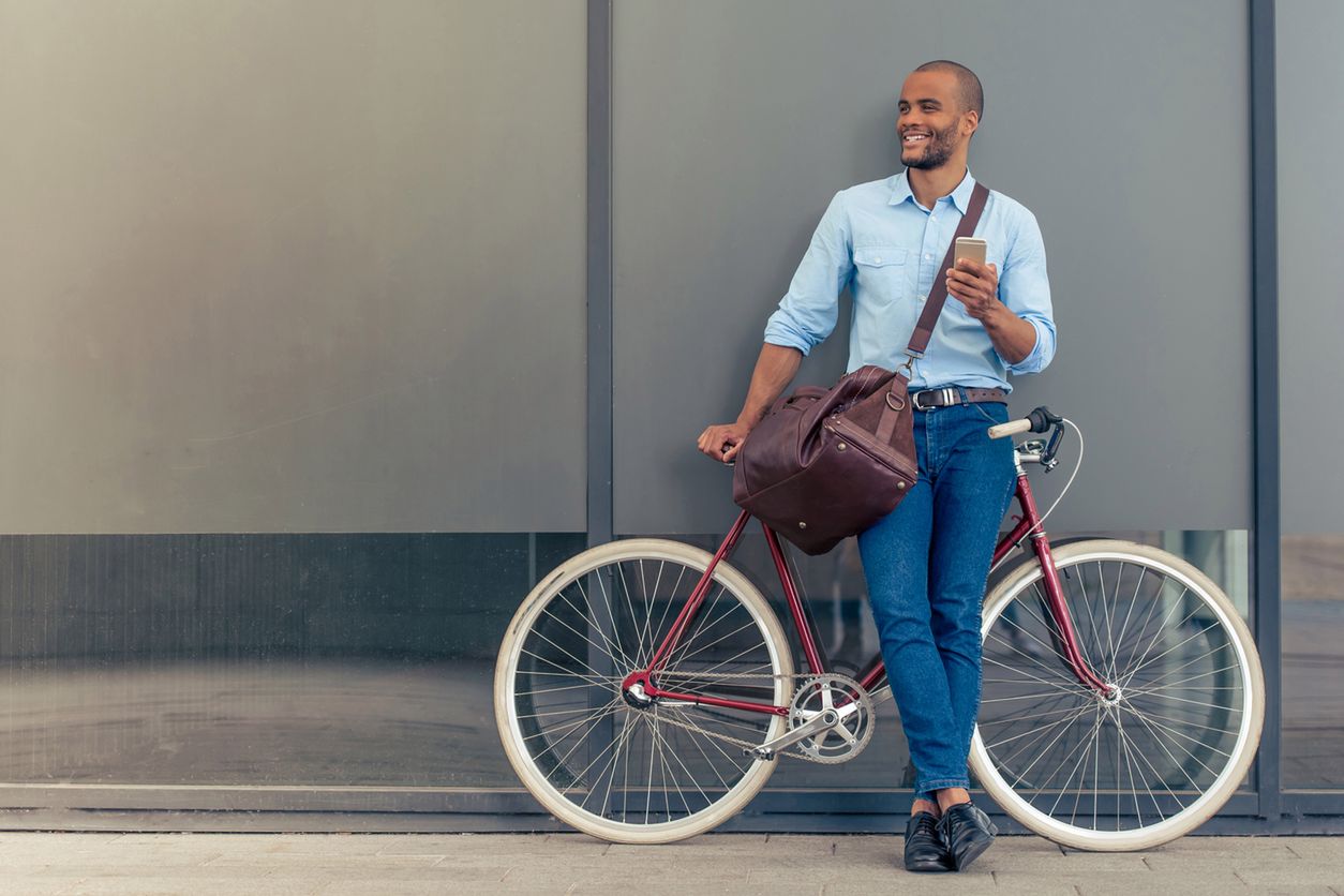 Faceci lubią jeans – jakie modele znajdziesz w sklepach?