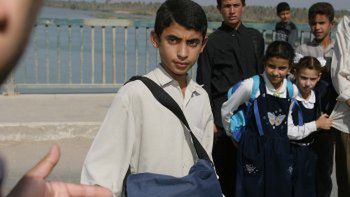 Mały Irakijczyk otrzymał torbę na książki w ramach rządowej pomocy USA dla Iraku