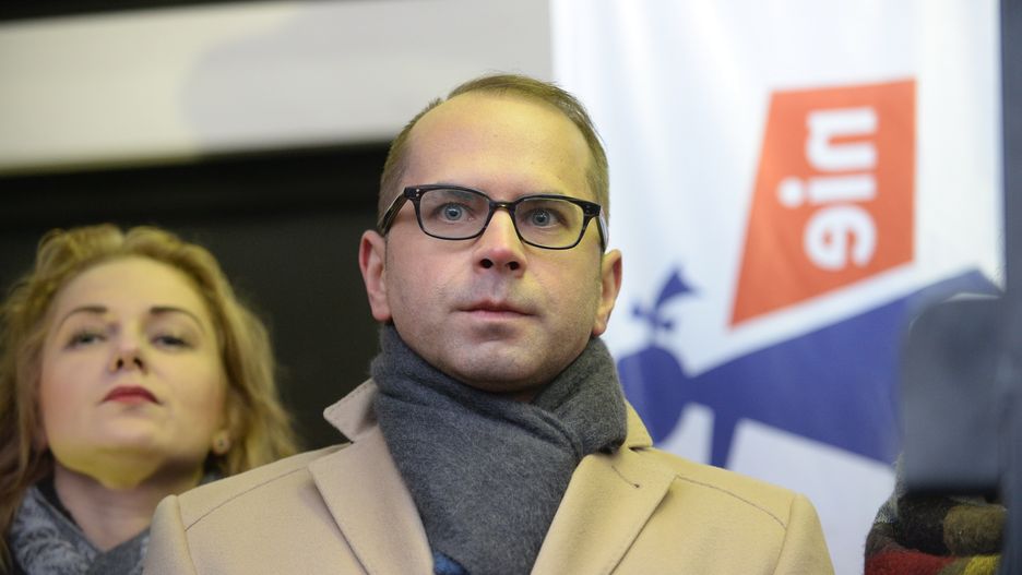 Michał Szczerba z PO poszedł na protest lekarzy, mimo że rezydenci proszą, by nie upolityczniać sporu