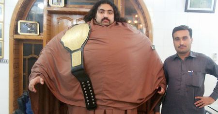 Jest ogromny! Oto prawdziwy Hulk z Pakistanu