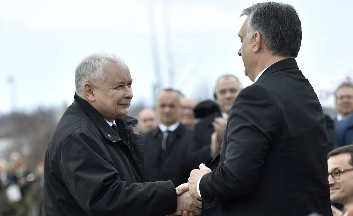 Jarosław Kaczyński i premier Węgier Viktor Orban podczas odsłonięcia pomnika pamięci ofiar katastrofy smoleńskiej 