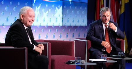 Ekspert: Orban i Kaczyński próbują sprawdzić, jak daleko mogą się posunąć