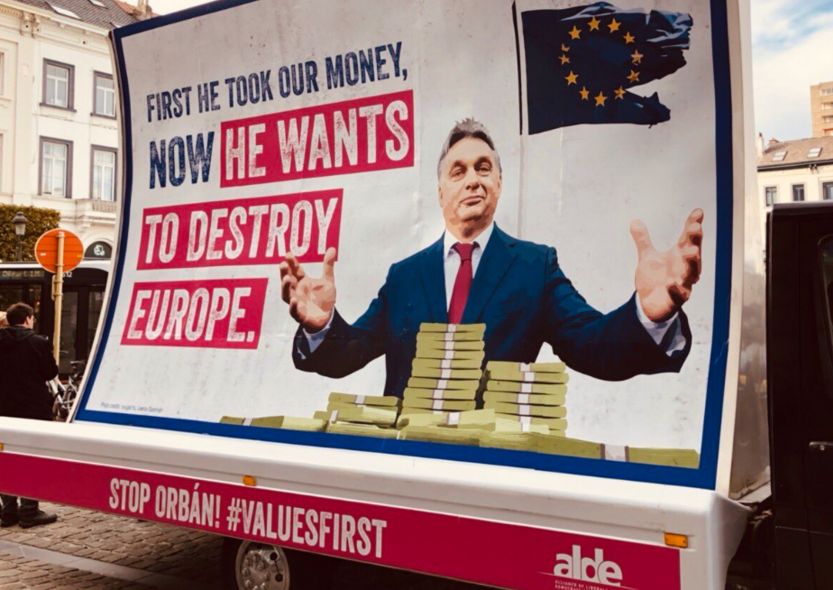 Kampania przeciwko Viktorowi Orbanowi. "Ukradł pieniądze, chce zniszczyć Europę"