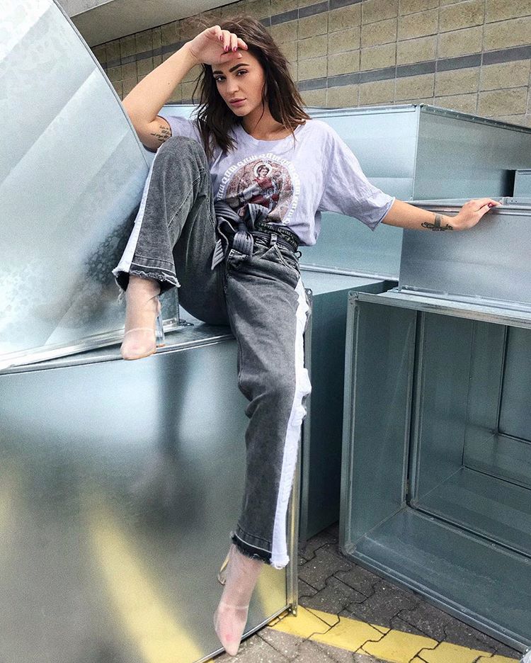 Honorata Skarbek nie zważa na gorąco. Te botki wyglądają jak z plastiku albo gumy