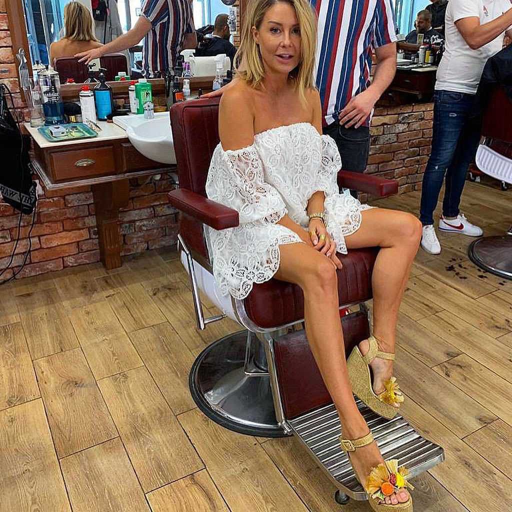 Małgorzata Rozenek czeka na mycie głowy u barbera