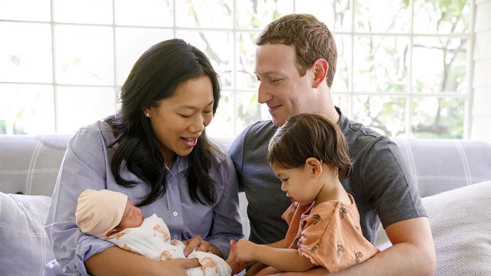 Mark Zuckerberg z żoną Priscillą, małą Max i August