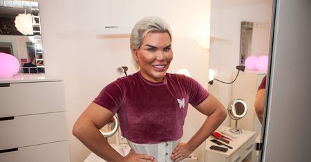 Żywy Ken wolałby być Barbie. Przeszedł 72 operacje i planuje kolejne