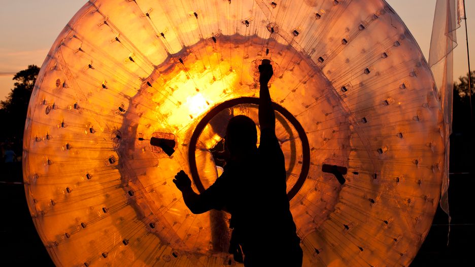Zorbing to idealny sposób na spędzenie czasu z przyjaciółmi.