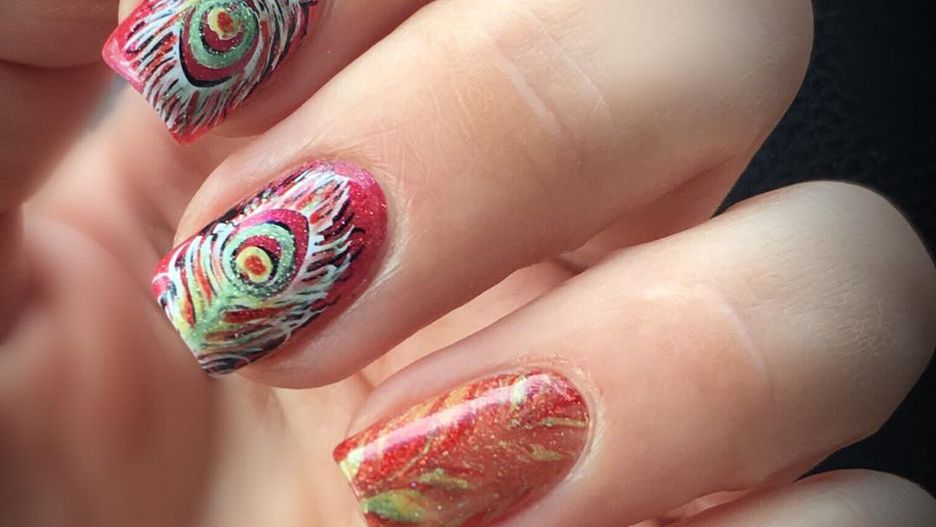 Water marble to wodna metoda zdobienia paznokci. Użycie kilku różnokolorowych lakierów gwarantuje ciekawy i nietuzinkowy efekt