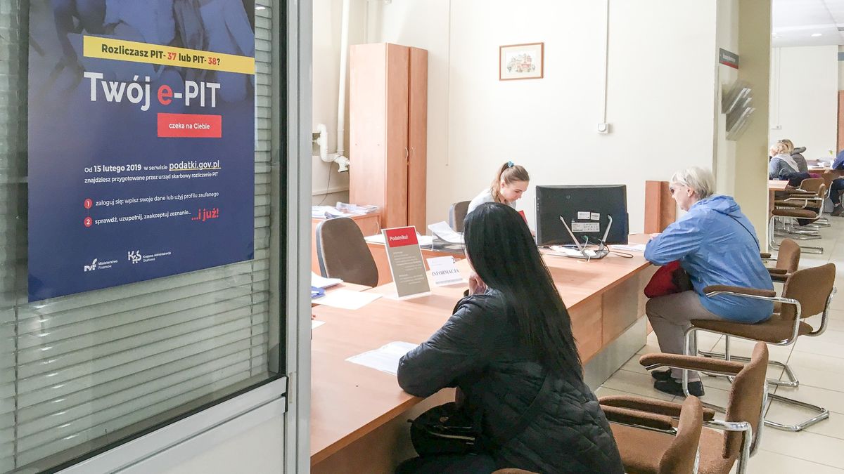 Polacy źle oceniają obsługę podatników w urzędach skarbowych. Niemal najgorzej w regionie