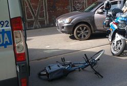 Najpierw potrąciła rowerzystkę, a później ciągnęła ją pod kołami swojego samochodu