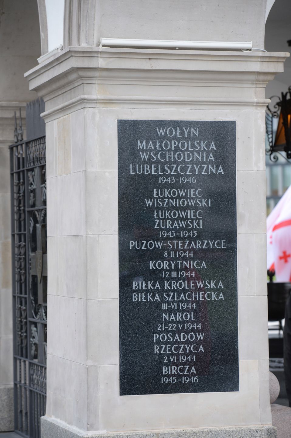 Tablicę wymieniono w nocy