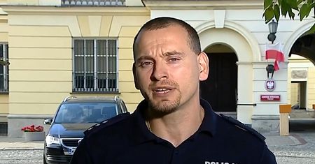 Policja szuka protestującego, który popchnął funkcjonariusza. "Analizujemy wszystkie materiały"