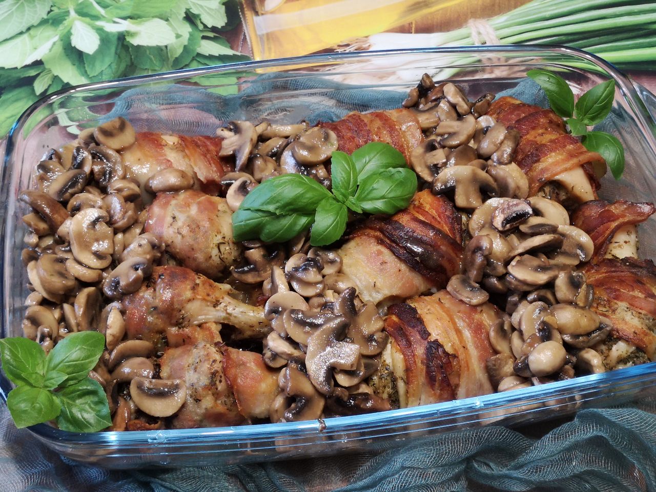 Udka kurczaka pieczone w boczku