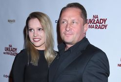 Kamil Durczok z młodszą partnerką na weselu Mai Bohosiewicz. Julia Oleś zaszalała z dekoltem