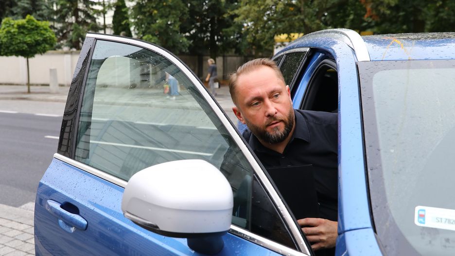 Kamil Durczok wsiada do auta przed sądem w Piotrkowie Trybunalskim.