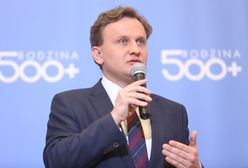 Rodzice wychowujący samotnie dziecko są dyskryminowani przez system? Marczuk odpiera zarzuty opozycji