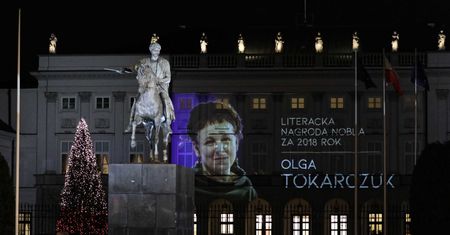 Olga Tokarczuk uczczona w Warszawie. Specjalna iluminacja na Krakowskim Przedmieściu [ZDJĘCIA]