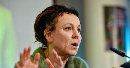 Olga Tokarczuk z literackim Noblem. Grzegorz Schetyna powtarza jej słowa