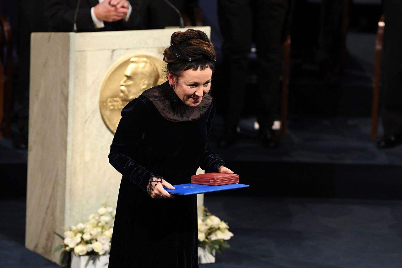 Olga Tokarczuk odebrała nagrodę Nobla. Uwagę zwracało, co miała we włosach