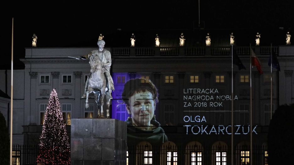 Warszawa. Iluminacja na cześć Olgi Tokarczuk na Pałacu Prezydenckim