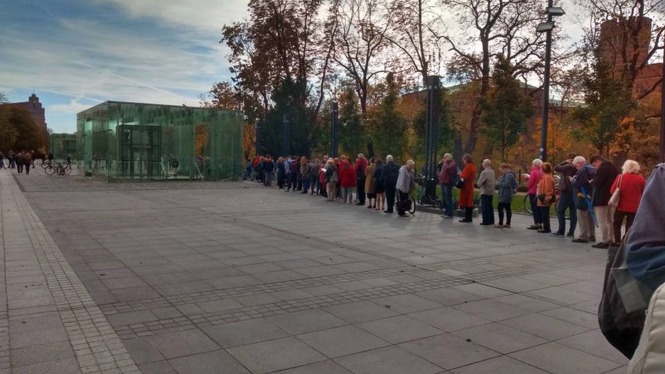 Kolejka wydłużała się z każdą minutą
