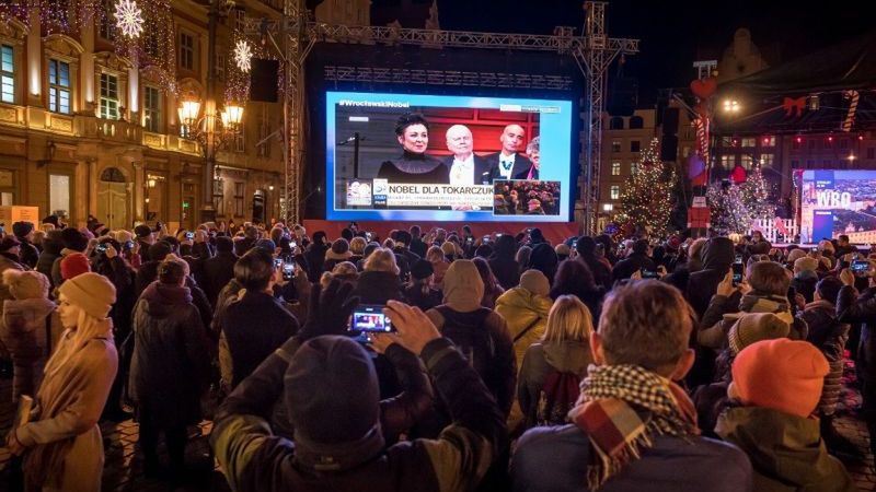 Wrocław wyjątkowo uczcił oficjalne wręczenie Nagrody Nobla Oldze Tokarczuk.