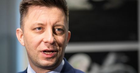 Dworczyk dostał za darmo broń w prezencie. Od spółki, którą kiedyś nadzorował