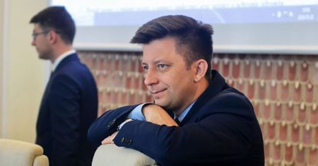 Michał Dworczyk ma kłopoty. Zarzucają mu zatajenie udziałów