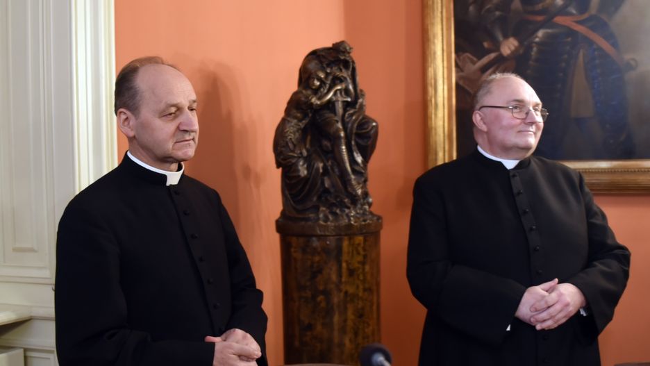 Ks. Ślusarczyk i ks. Mastalski podczas ogłaszania decyzji papieża o nominacjach