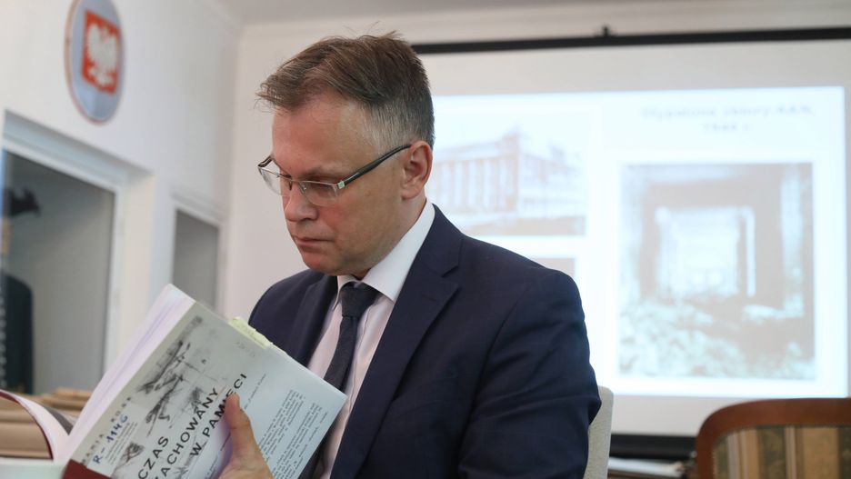Arkadiusz Mularczyk jest przewodniczącym Parlamentarnego Zespołu ds. Oszacowania Wysokości Odszkodowań Należnych Polsce Od Niemiec Za Szkody Wyrządzone W Trakcie II Wojny Światowej