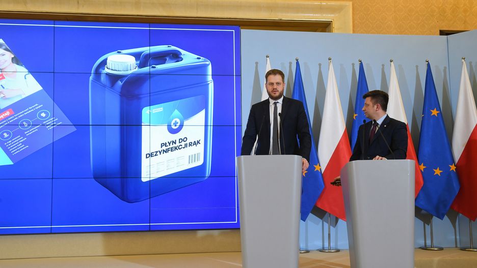 Koronawirus w Polsce. Mateusz Morawiecki zlecił produkcję miliona litrów środka dezynfekującego