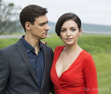 Raz blondynka, raz brunetka. Mateusz Damięcki na planie serialu musi mieć się na baczności