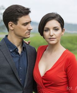 Raz blondynka, raz brunetka. Mateusz Damięcki na planie serialu musi mieć się na baczności