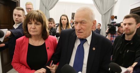 Polityk traci immunitet za głosowanie "na dwie ręce"
