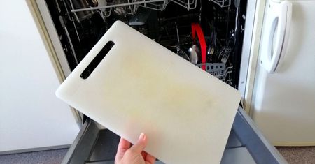 Jeśli tak wstawiasz deskę do zmywarki, naczynia zawsze będą niedomyte!