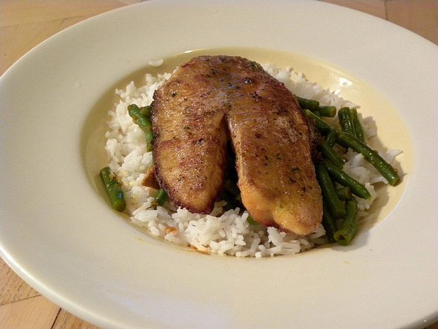 Osoby borykające się z problemem nadciśnienia tętniczego powinny spożywać ryby.