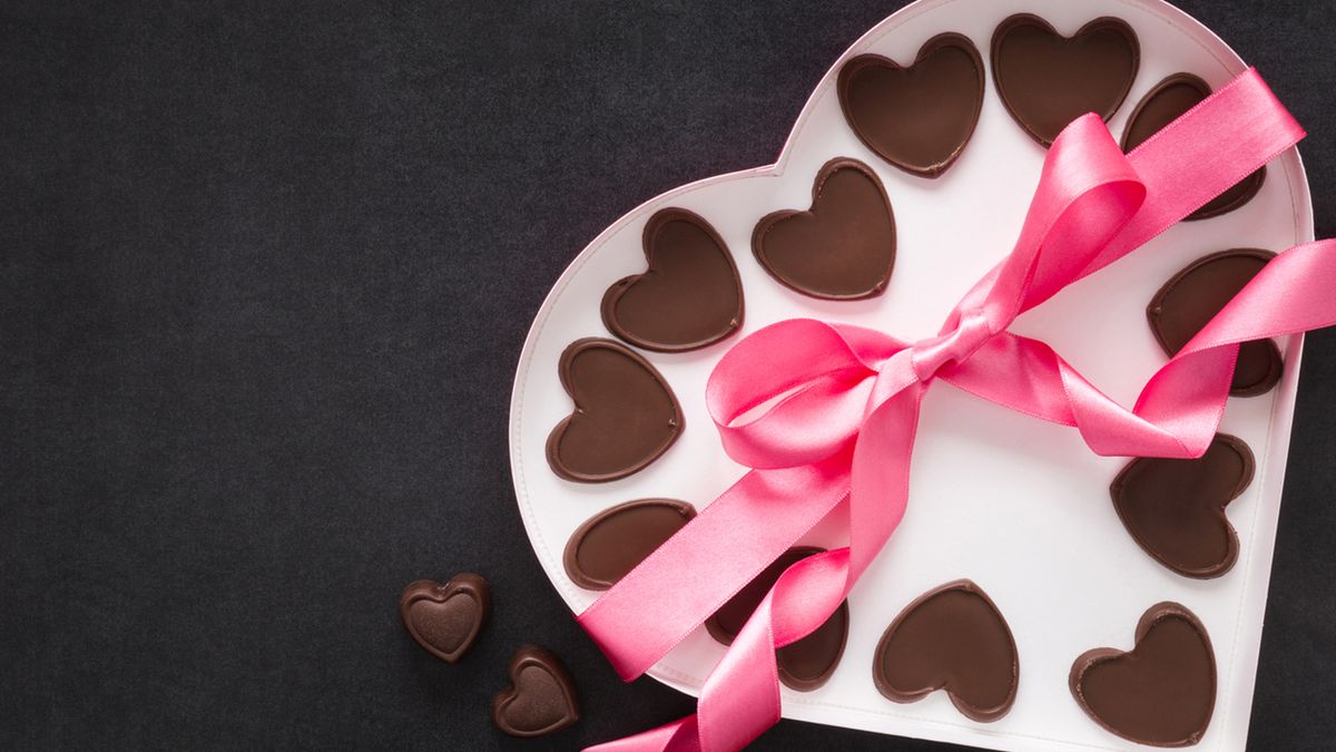 Małe, czekoladowe serduszka to sprawdzony prezent na święto zakochanych
