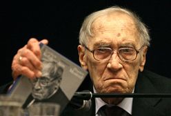 W centrum Radomia stanęła rzeźba upamiętniająca Leszka Kołakowskiego