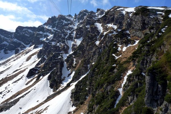 Trzeci stopień zagrożenia lawinowego w Tatrach. TOPR ostrzega turystów przed wyjściem w góry