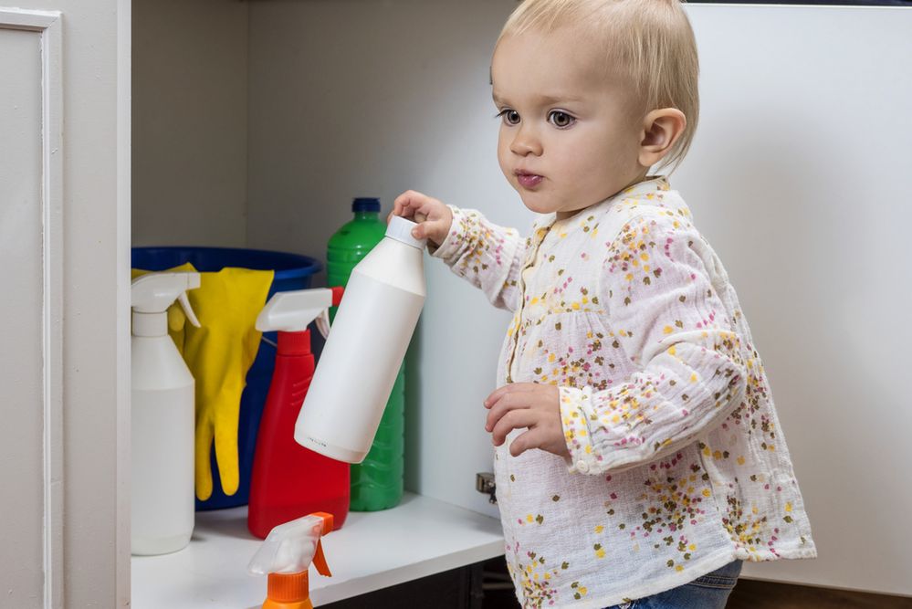 Te detergenty powinny stać w bezpiecznym miejscu. Co warto dobrze ukryć przed dziećmi i jak czytać opakowania?