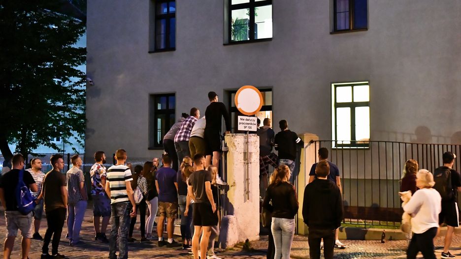 Świdnica, 16.06.2019. Ludzie zgromadzeni przed prokuraturą, gdzie trwa przesłuchanie mężczyzny zatrzymanego ws. zabójstwa Kristiny