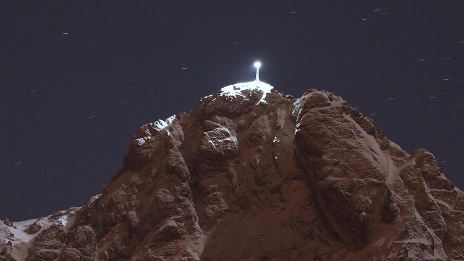 Widok na podświetlony krzyż na Giewoncie w 15. rocznicę śmierci Jana Pawła II.