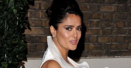 Salma Hayek w sukni z absurdalnie głębokim dekoltem. Dorota Wróblewska już to skomentowała: "Cyce jak donice"
