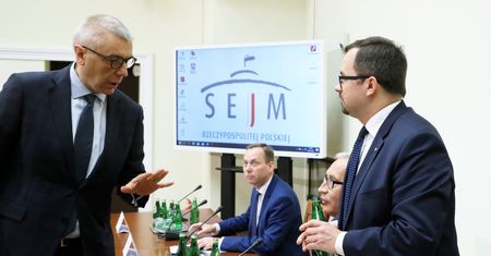 Zamieszanie z dokumentami ws. Donalda Tuska. Poczta odpowiada na drwiny posła