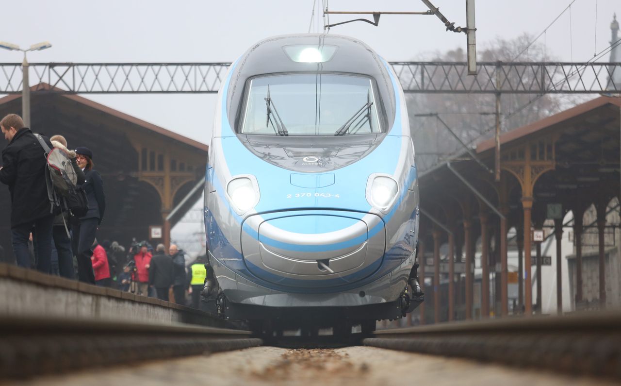 Ustawili barykadę na torach. Pendolino cudem wyhamowało