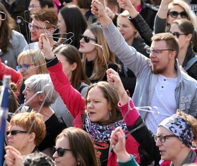 Aborcja jak wyjście po bułki? "WO" tłumaczą się z okładki