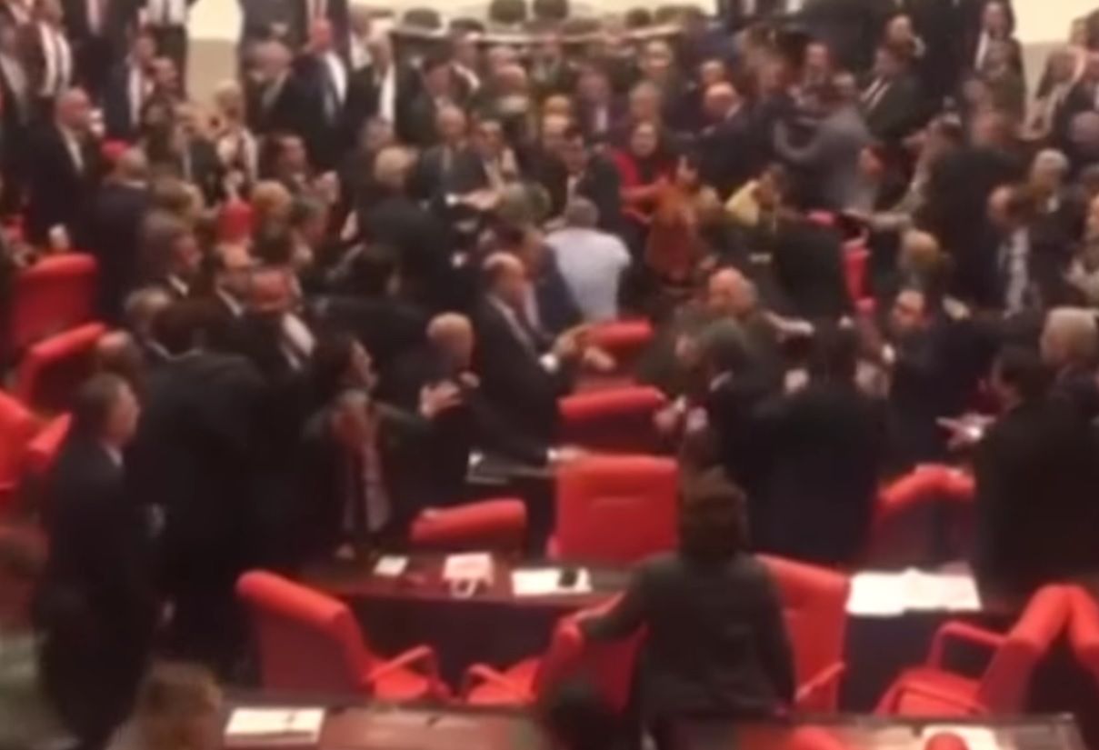 Turcja. Bójka w parlamencie. Poszło o wojnę w Syrii